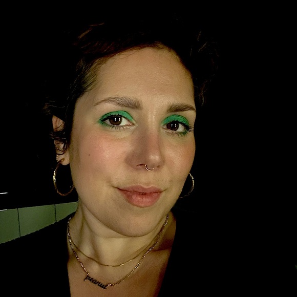 Meet your posher, Perrie! - Picture 2 of 2